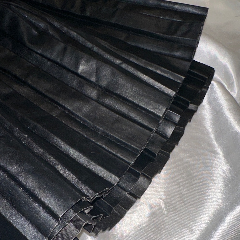 Chic Pleated Leather Skirt - Picture 4 of 4